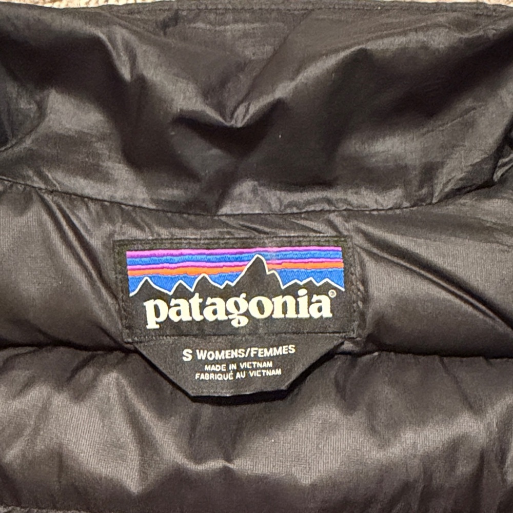Patagonia Women's Dark Quilted Puff Vest- SIZE SMALL! - Picture 4 of 6